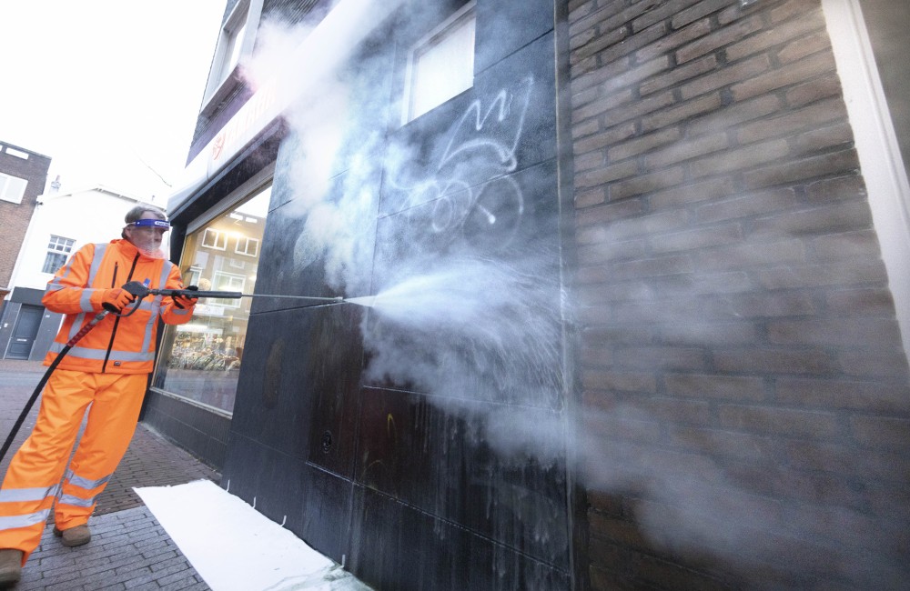 Wethouder trapt offensief tegen lelijke graffiti af Wethouder trapt offensief tegen lelijke graffiti af