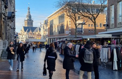 Een dwangsom voor het niet verwijderen van reclame aan eigen pand gaat te ver